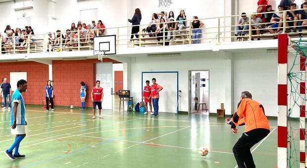 Alunos do 3� CEB juntam-se aos utentes para um torneio de futebol