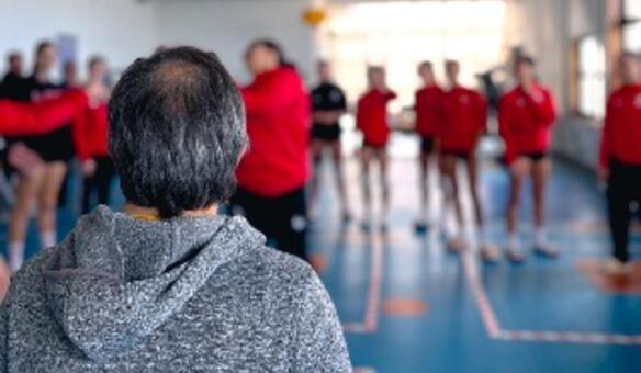 Atletas de voleibol do Leix�es dinamizam atividade (e doam bens alimentares)